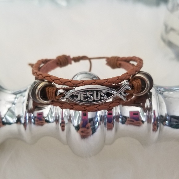 Tan silver JESUS bracelet - Picture 1 of 3